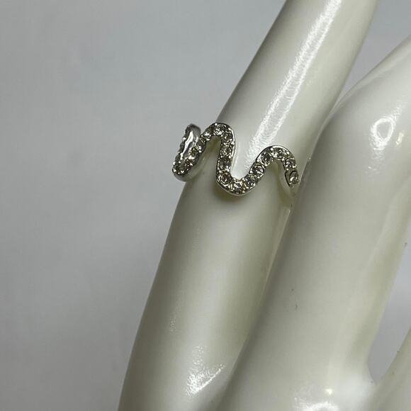 Cocktail fashion silver ring women's size 6.75 with rhinestone inset - Picture 3 of 11